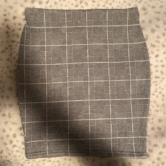 ✨3/$15✨ NWOT Grey Plaid Bodycon Skirt - Picture 1 of 2